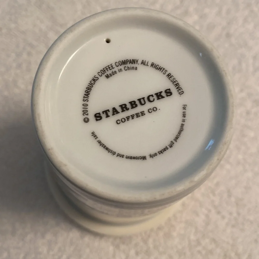 Starbucks 2010 ceramic mug insulated silicone cover lid 10 fl oz snowflake motif